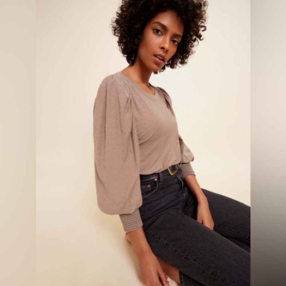 Nation Ltd Loraine V-Neck  Smocked Puff Sleeve Tee in Dusty Pink Size XS.